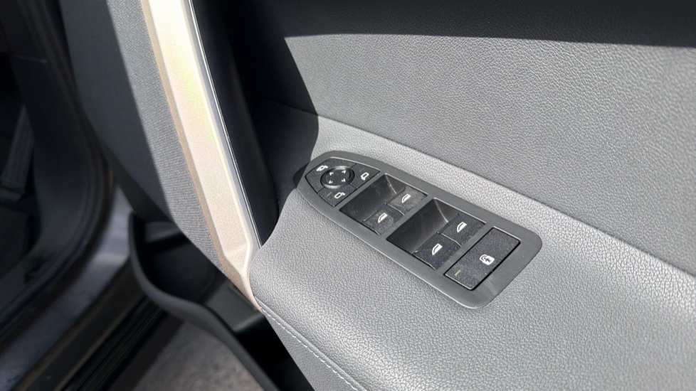 BMW iX 240kW xDrive40 M Sport 76.6kWh 5dr Auto Electric Estate - Image 36