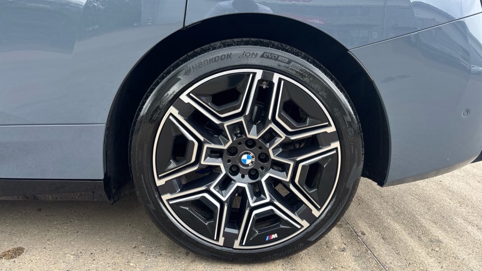 BMW iX 300kW xDrive45 M Sport 101kWh 5dr Auto Electric Estate - Image 32