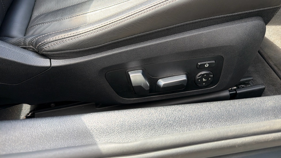 BMW 8 Series 840i sDrive 2dr Auto Petrol Convertible - Image 35