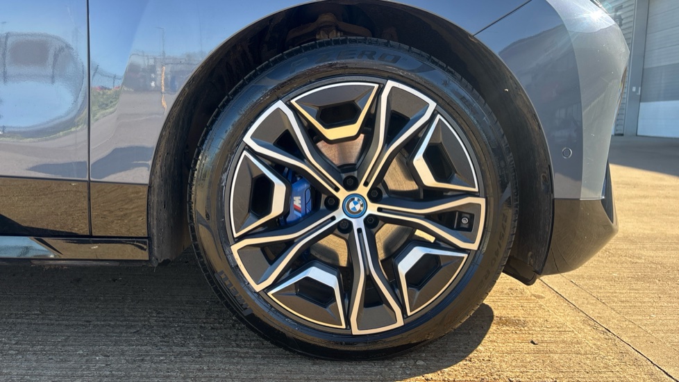 BMW iX 455kW M60 111.5kWh 5dr Auto Electric Estate - Image 14
