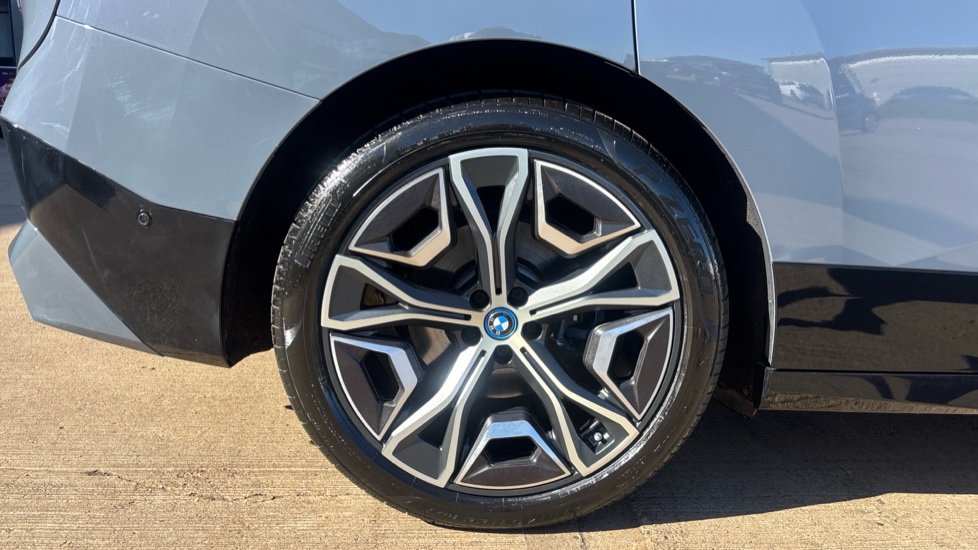 BMW iX 455kW M60 111.5kWh 5dr Auto Electric Estate - Image 27