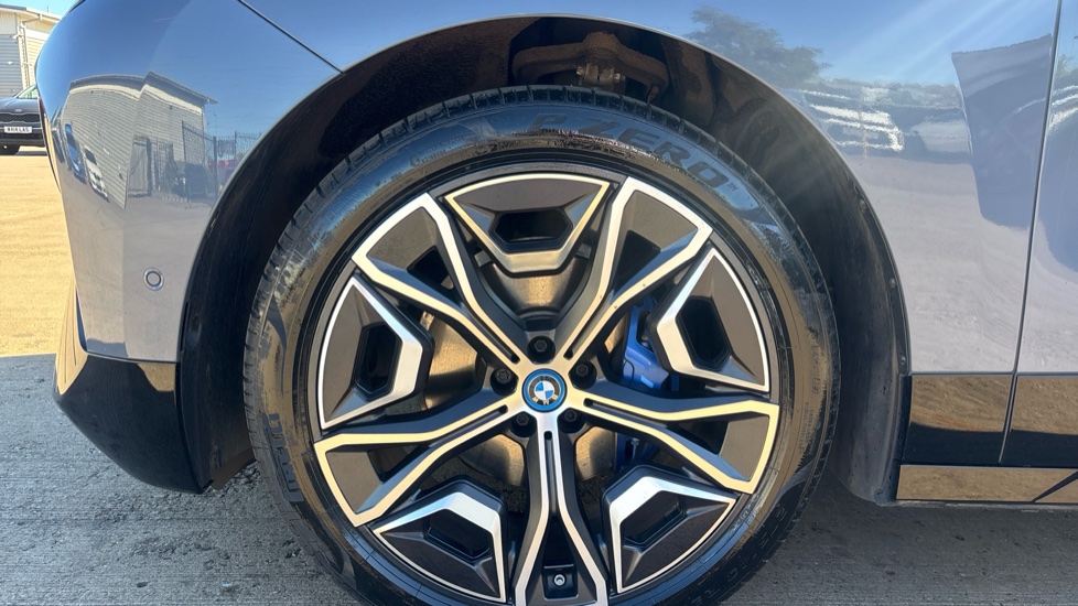 BMW iX 455kW M60 111.5kWh 5dr Auto Electric Estate - Image 31