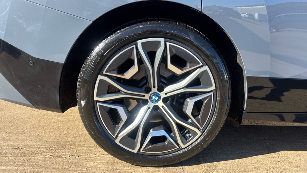 BMW iX 455kW M60 111.5kWh 5dr Auto Electric Estate - Image 51