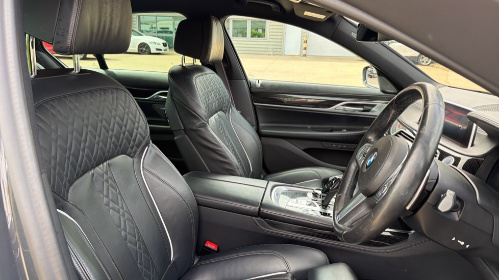 BMW 7 Series 740d xDrive M Sport 4dr Auto Diesel Saloon - Image 11