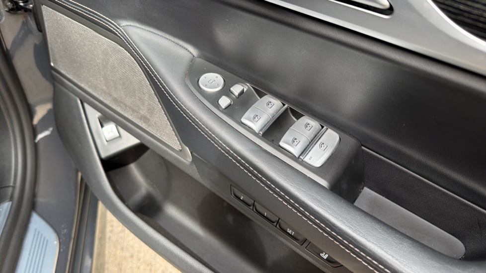 BMW 7 Series 740d xDrive M Sport 4dr Auto Diesel Saloon - Image 40