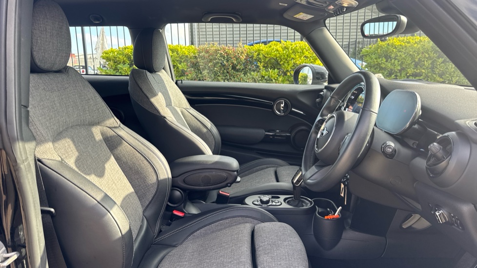 MINI Hatchback 135kW Cooper S Level 2 33kWh 3dr Auto Electric Hatchback - Image 11