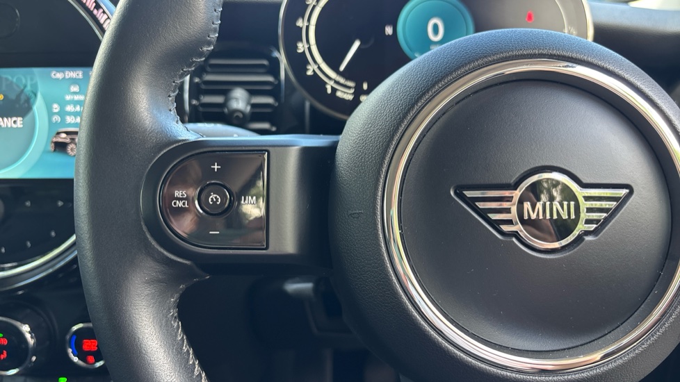 MINI Hatchback 1.5 Cooper Classic 3dr [Comfort Pack] Petrol Hatchback - Image 17