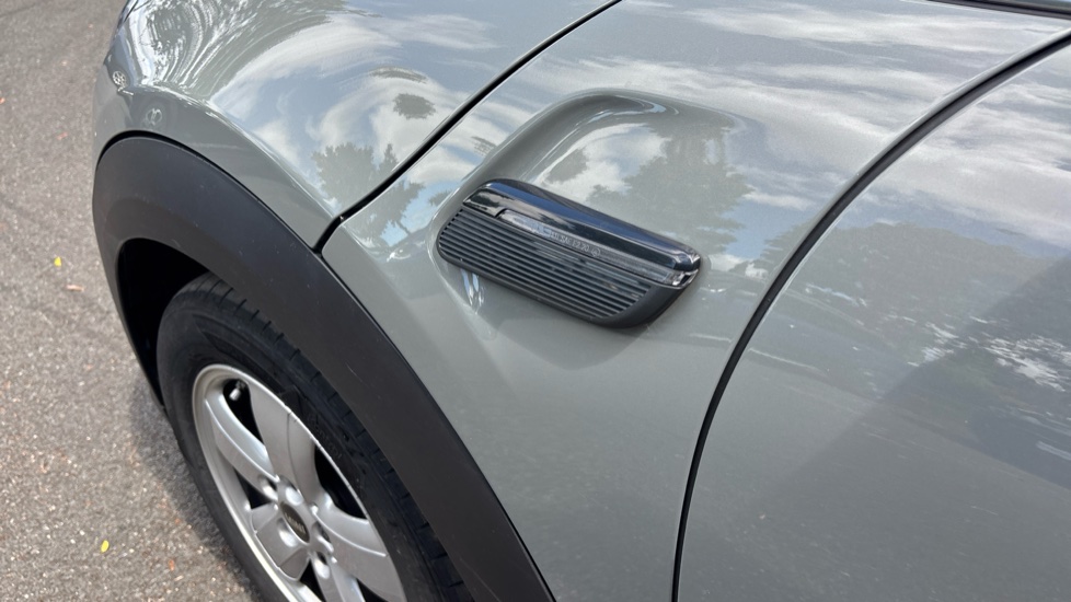MINI Hatchback 1.5 Cooper Classic 3dr [Comfort Pack] Petrol Hatchback - Image 28