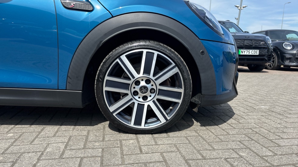 MINI Hatchback 2.0 Cooper S Exclusive 5dr [Comfort/Nav Pack] Petrol Hatchback - Image 14