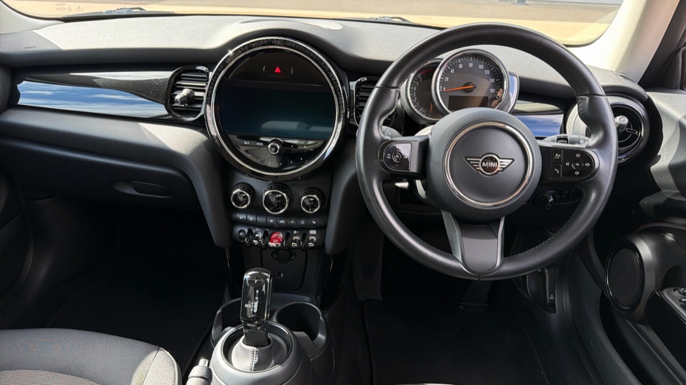 MINI Hatchback 1.5 Cooper Classic 3dr Auto [Comfort Pack] Petrol Hatchback - Image 4