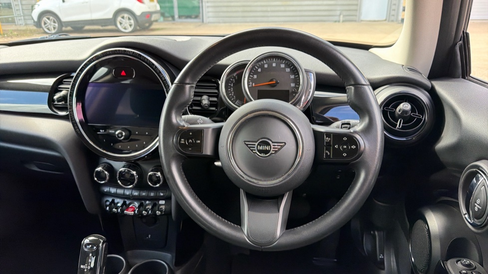 MINI Hatchback 1.5 Cooper Classic 3dr Auto [Comfort Pack] Petrol Hatchback - Image 5