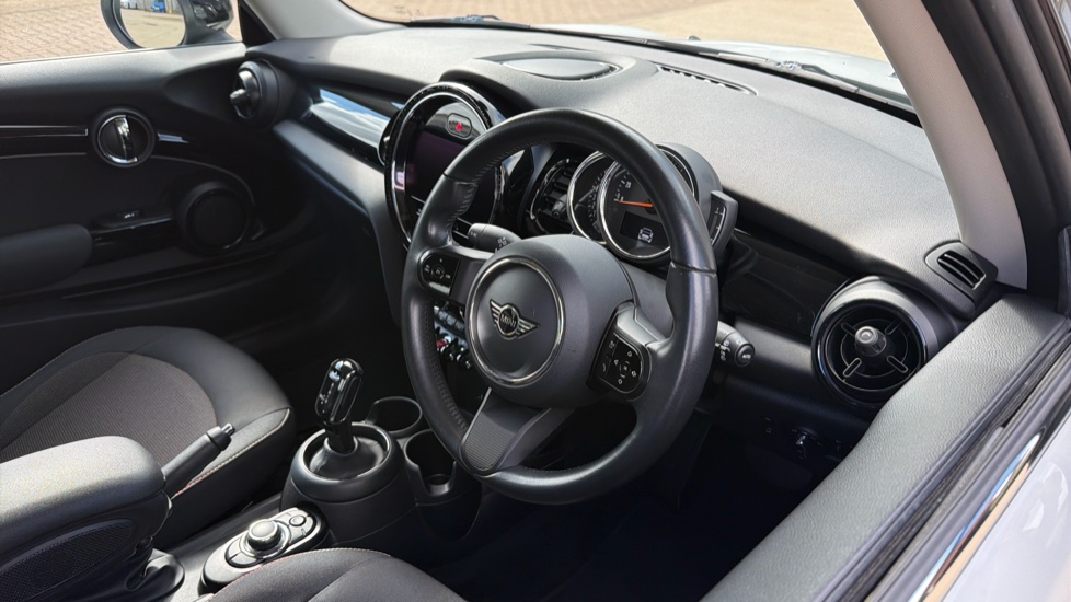 MINI Hatchback 1.5 Cooper Classic 3dr Auto [Comfort Pack] Petrol Hatchback - Image 6