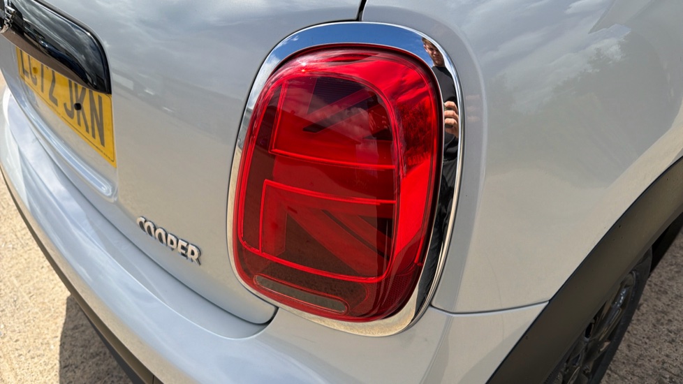 MINI Hatchback 1.5 Cooper Classic 3dr Auto [Comfort Pack] Petrol Hatchback - Image 22