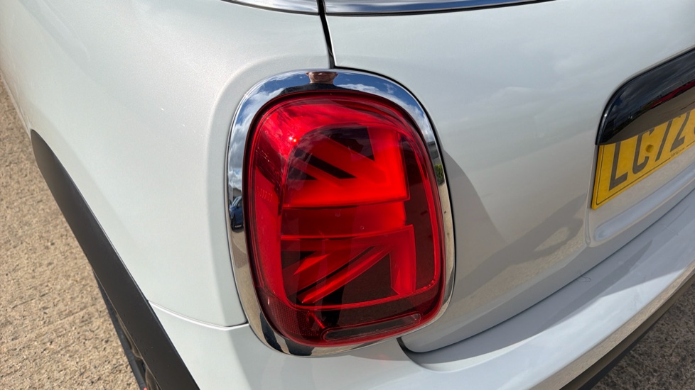 MINI Hatchback 1.5 Cooper Classic 3dr Auto [Comfort Pack] Petrol Hatchback - Image 30