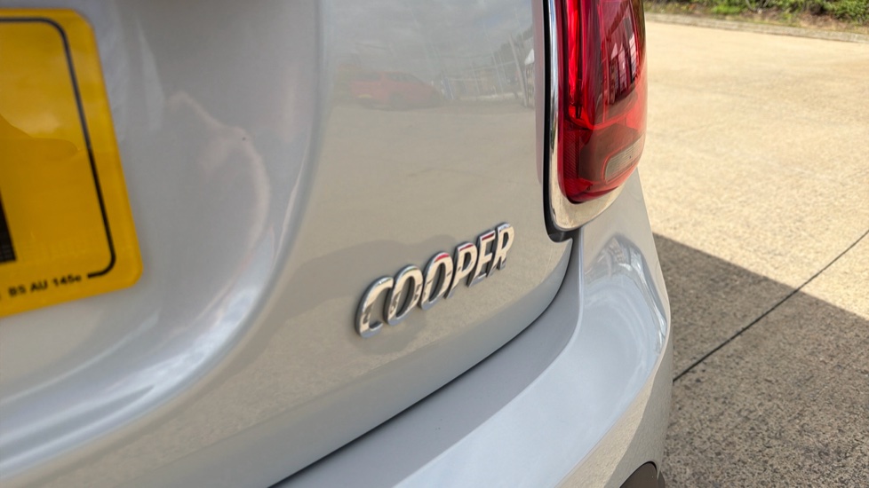 MINI Hatchback 1.5 Cooper Classic 3dr Auto [Comfort Pack] Petrol Hatchback - Image 32