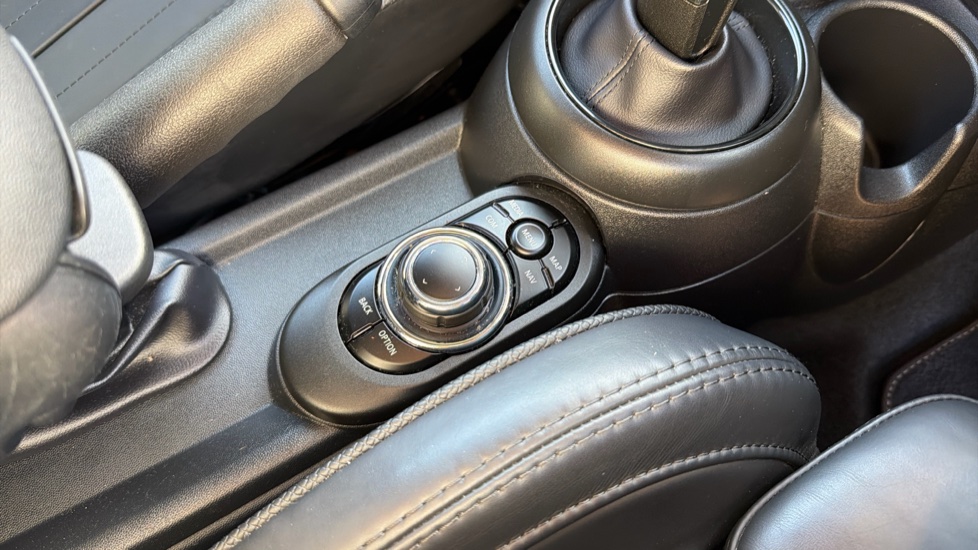MINI Hatchback 1.5 Cooper Exclusive 5dr [Comfort/Nav Pack] Petrol Hatchback - Image 19