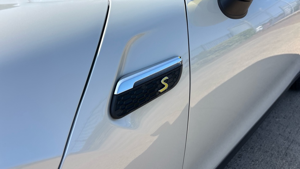 MINI Hatchback 135kW Cooper S Level 2 33kWh 3dr Auto Electric Hatchback - Image 27