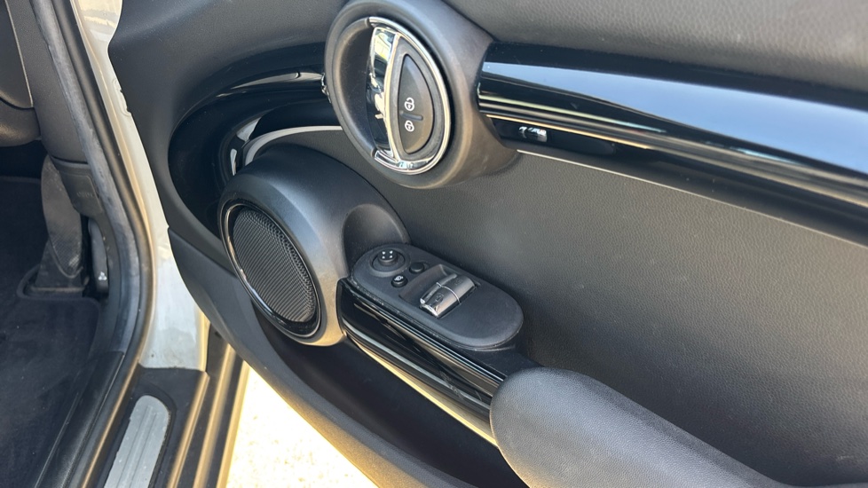 MINI Hatchback 135kW Cooper S Level 2 33kWh 3dr Auto Electric Hatchback - Image 35