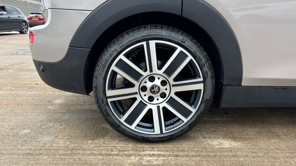 MINI Clubman 1.5 Cooper Exclusive 6dr Auto [Comfort/Nav+ Pack] Petrol Estate - Image 25