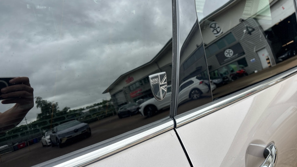 MINI Clubman 1.5 Cooper Exclusive 6dr Auto [Comfort/Nav+ Pack] Petrol Estate - Image 26