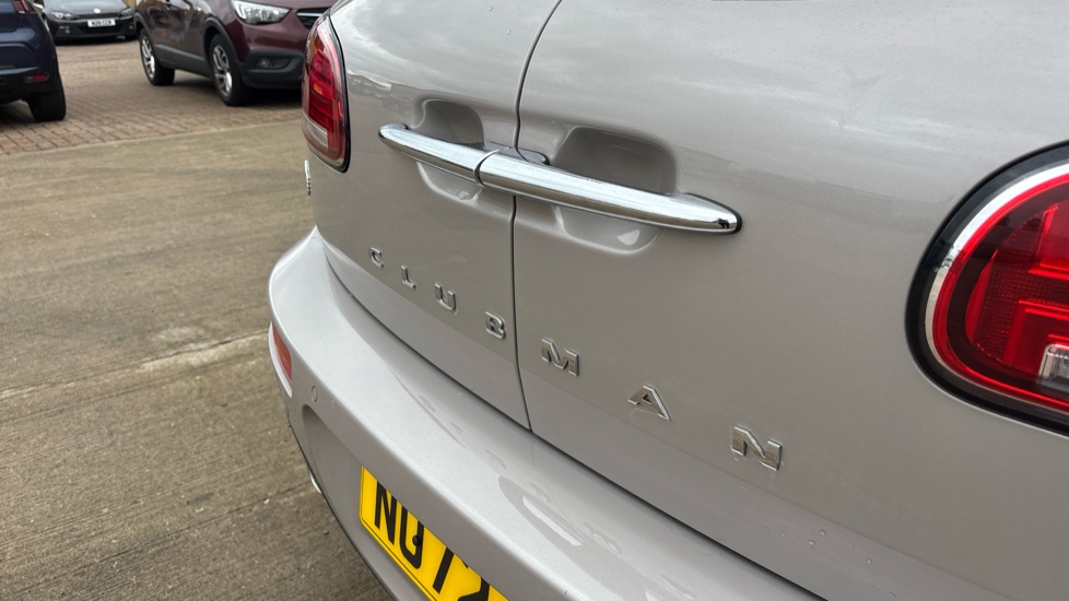 MINI Clubman 1.5 Cooper Exclusive 6dr Auto [Comfort/Nav+ Pack] Petrol Estate - Image 28