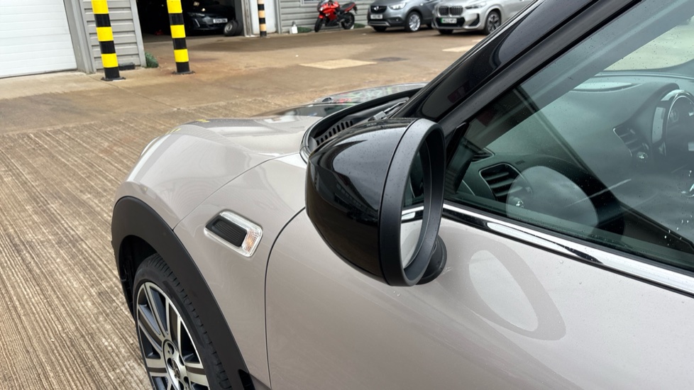 MINI Clubman 1.5 Cooper Exclusive 6dr Auto [Comfort/Nav+ Pack] Petrol Estate - Image 31