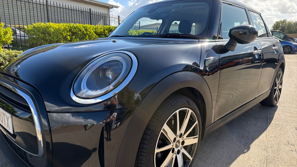 MINI Hatchback 1.5 Cooper Classic Premium 5dr Auto Petrol Hatchback - Image 25