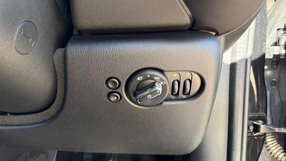 MINI Hatchback 1.5 Cooper Classic Premium 5dr Auto Petrol Hatchback - Image 34