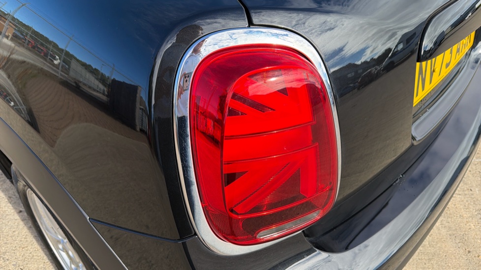 MINI Hatchback 1.5 Cooper Classic Premium 5dr Auto Petrol Hatchback - Image 31