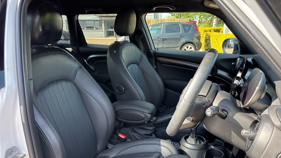 MINI Hatchback 1.5 Cooper Exclusive Premium 5dr Auto Petrol Hatchback - Image 11
