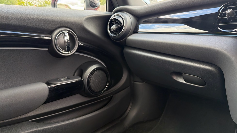 MINI Hatchback 135kW Cooper S Level 2 33kWh 3dr Auto Electric Hatchback - Image 52
