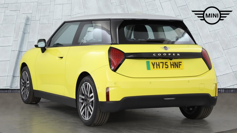 MINI Cooper 135kW E Classic 41kWh 3dr Auto Electric Hatchback - Image 2