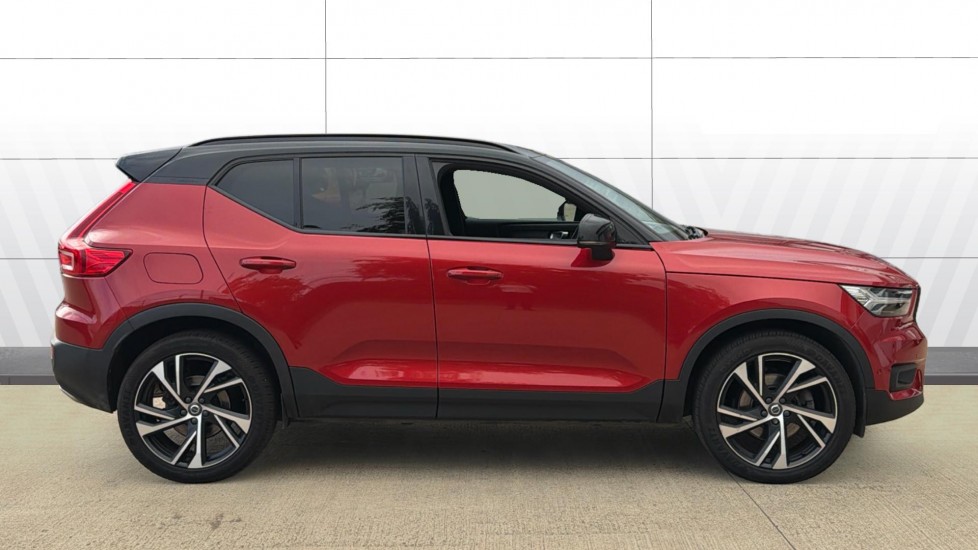 Volvo XC40 2.0 T4 R DESIGN Pro 5dr AWD Geartronic Petrol Estate - Image 3