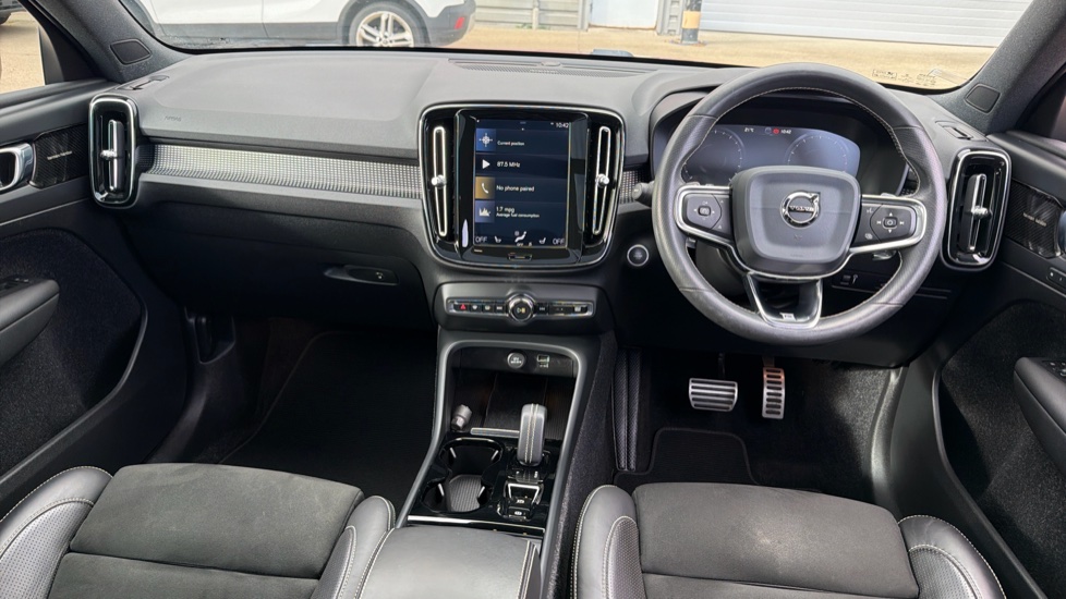 Volvo XC40 2.0 T4 R DESIGN Pro 5dr AWD Geartronic Petrol Estate - Image 4