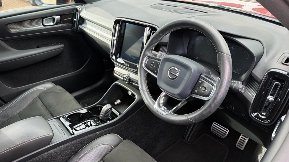 Volvo XC40 2.0 T4 R DESIGN Pro 5dr AWD Geartronic Petrol Estate - Image 6