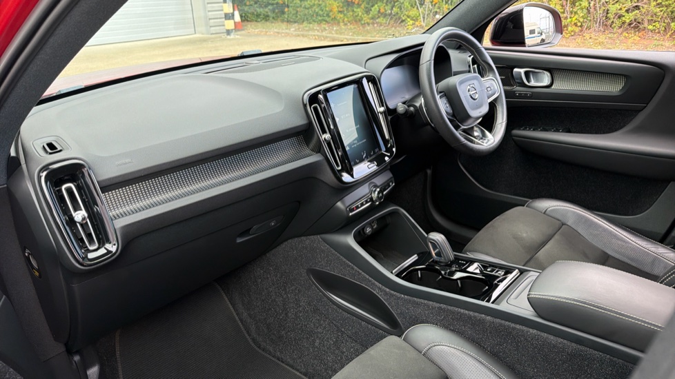 Volvo XC40 2.0 T4 R DESIGN Pro 5dr AWD Geartronic Petrol Estate - Image 7