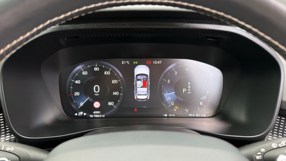 Volvo XC40 2.0 T4 R DESIGN Pro 5dr AWD Geartronic Petrol Estate - Image 9