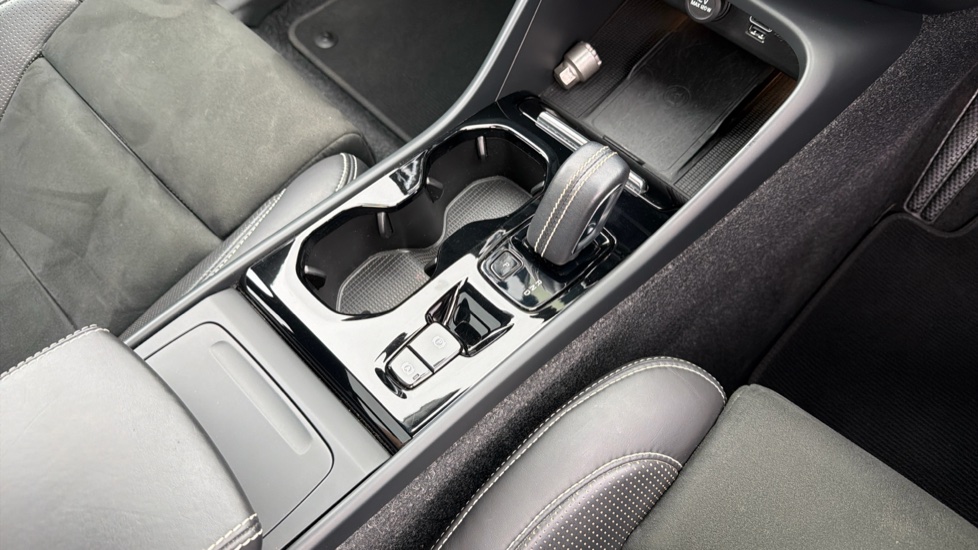 Volvo XC40 2.0 T4 R DESIGN Pro 5dr AWD Geartronic Petrol Estate - Image 10