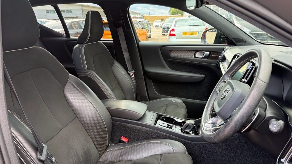 Volvo XC40 2.0 T4 R DESIGN Pro 5dr AWD Geartronic Petrol Estate - Image 11