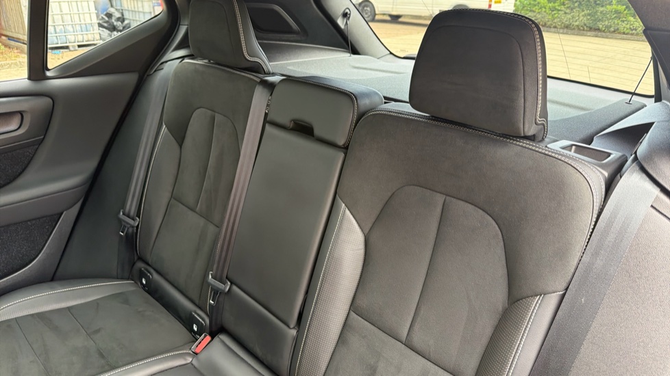Volvo XC40 2.0 T4 R DESIGN Pro 5dr AWD Geartronic Petrol Estate - Image 12