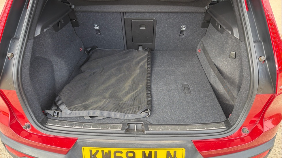 Volvo XC40 2.0 T4 R DESIGN Pro 5dr AWD Geartronic Petrol Estate - Image 13