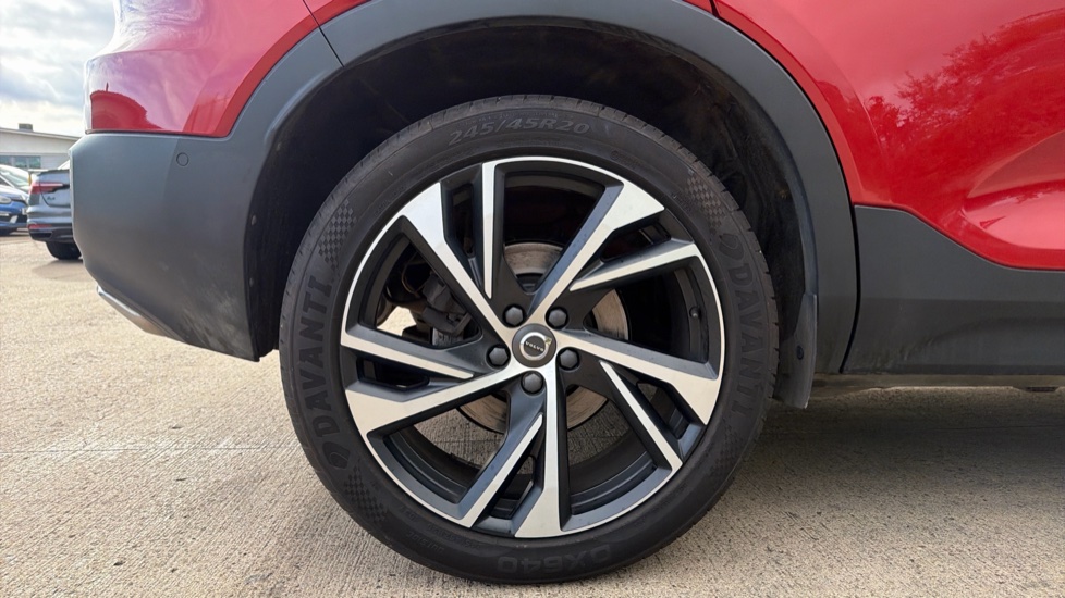 Volvo XC40 2.0 T4 R DESIGN Pro 5dr AWD Geartronic Petrol Estate - Image 14