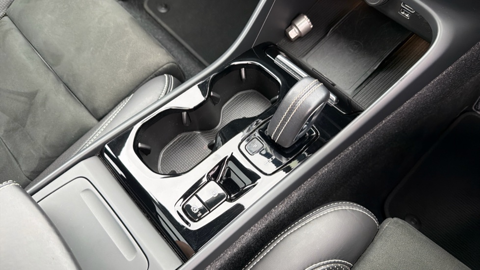 Volvo XC40 2.0 T4 R DESIGN Pro 5dr AWD Geartronic Petrol Estate - Image 19