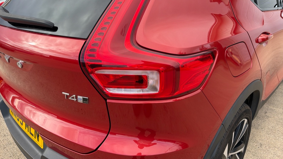 Volvo XC40 2.0 T4 R DESIGN Pro 5dr AWD Geartronic Petrol Estate - Image 22