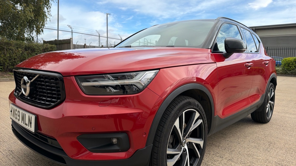 Volvo XC40 2.0 T4 R DESIGN Pro 5dr AWD Geartronic Petrol Estate - Image 24
