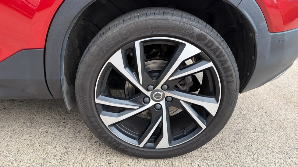 Volvo XC40 2.0 T4 R DESIGN Pro 5dr AWD Geartronic Petrol Estate - Image 27