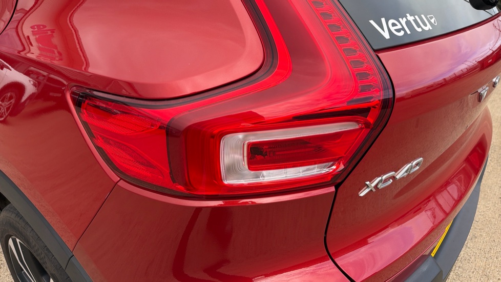 Volvo XC40 2.0 T4 R DESIGN Pro 5dr AWD Geartronic Petrol Estate - Image 28