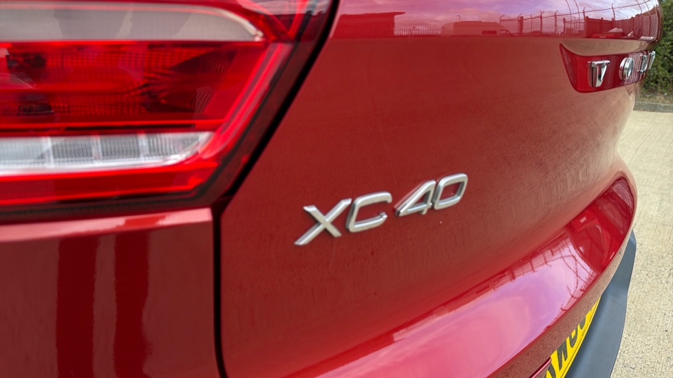 Volvo XC40 2.0 T4 R DESIGN Pro 5dr AWD Geartronic Petrol Estate - Image 29