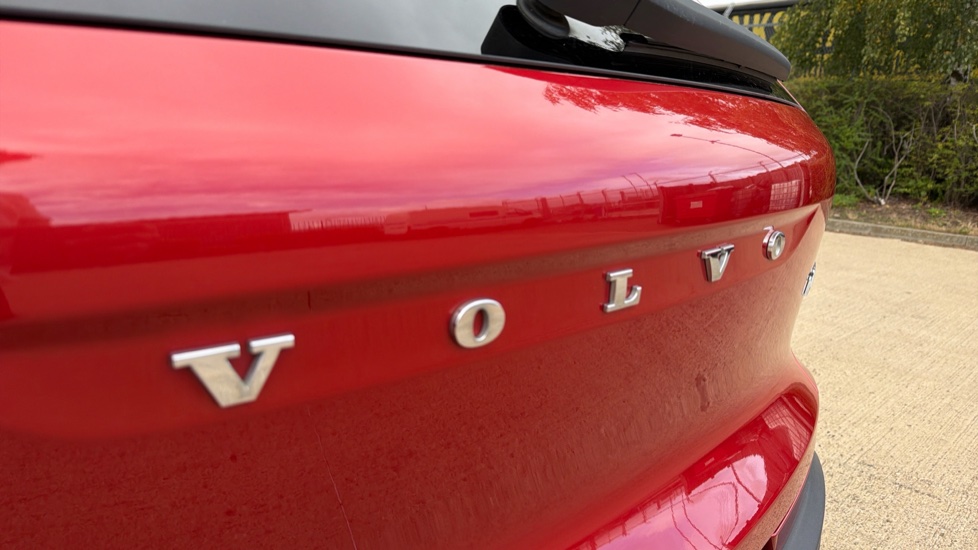 Volvo XC40 2.0 T4 R DESIGN Pro 5dr AWD Geartronic Petrol Estate - Image 30