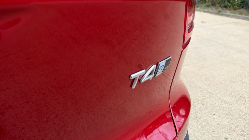 Volvo XC40 2.0 T4 R DESIGN Pro 5dr AWD Geartronic Petrol Estate - Image 31